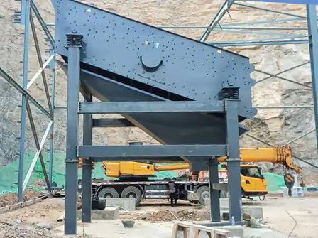 Three-shaft-horizontal-vibrating-screen-site